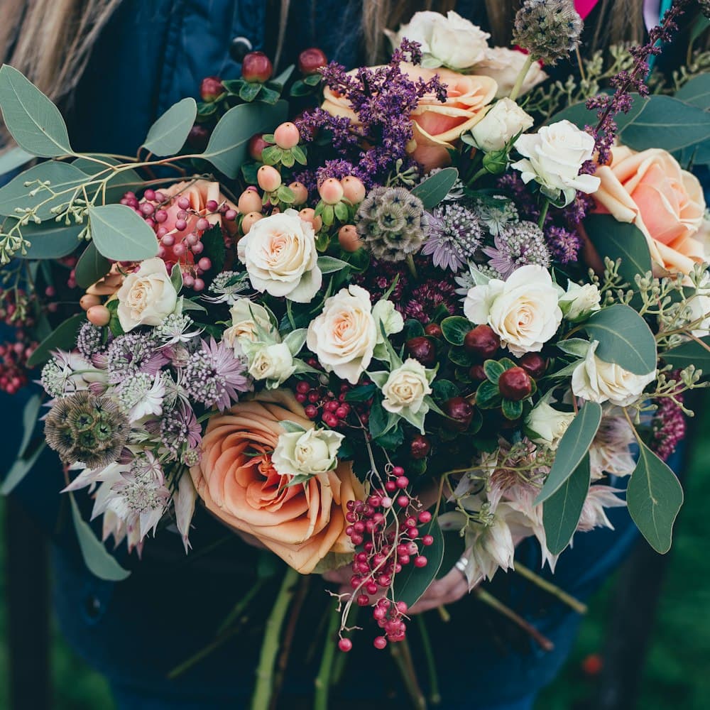 Buchet rustic cu trandafiri somon, astrantia mov și eucalipt, legat manual